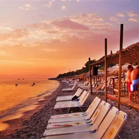 Apartment Beachfront Garden Retreat-Fully Equipped Cozy Home *