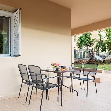 Beachfront Garden Retreat-Fully Equipped Cozy Home Apartment *