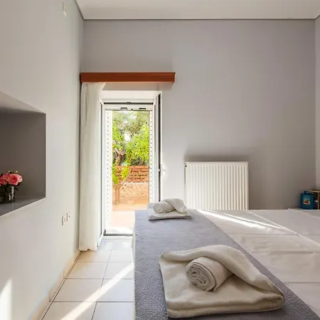 Beachfront Garden Retreat-Fully Equipped Cozy Home Kalamata