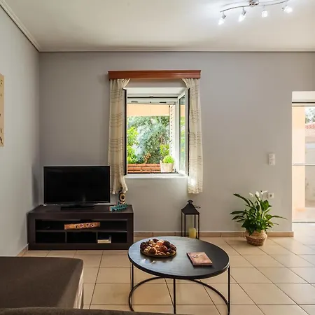 Beachfront Garden Retreat-Fully Equipped Cozy Home
